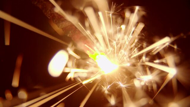 Spritzkerze vor schwarzem Hintergrund