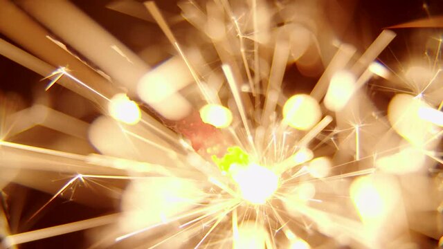 Spritzkerze vor schwarzem Hintergrund