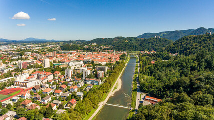 Naklejka premium Aerial view of city with a river flowing by.