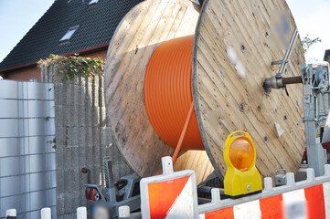Netzausbau, auf der Baustelle wird Glasfaserkabel verlegt für schnelleres Internet