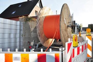 Netzausbau, auf der Baustelle wird Glasfaserkabel verlegt für schnelleres Internet.