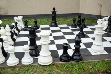 Ajedrez gigante en jard&iacute;n.