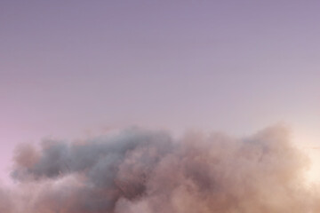 Fototapeta na wymiar Flauschige Wolken im Abendlicht