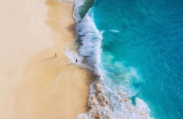 Deurstickers Luchtfoto strand Strand, mensen en golven. Kust als achtergrond van bovenaanzicht. Blauwe waterachtergrond van drone. Zomer zeegezicht vanuit de lucht. Nusa Penida-eiland, Indonesië. Reizen - afbeelding