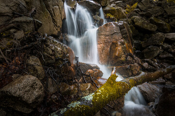 Cascade en pose longue dans la montée à l'étang de Gardet, lac dans les montagnes des Pyrénées...