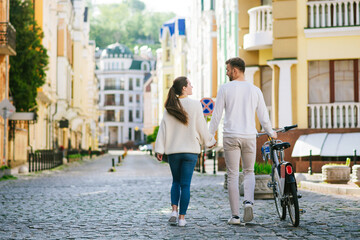 Naklejka premium Woman and man with bike walking looking at each other
