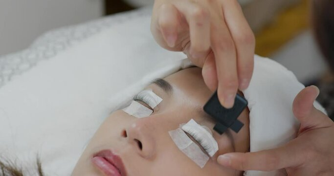 Woman perm her eyelash at beauty salon