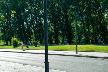 Personas paseando a pie, en bici o en patinete,  con y sin mascarilla, después del estado de alerta