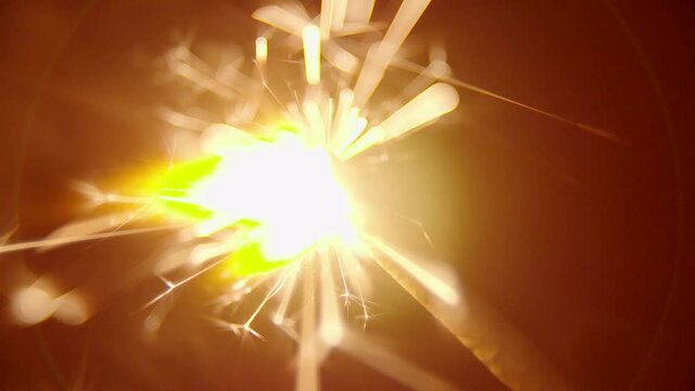 Spritzkerze vor schwarzem Hintergrund