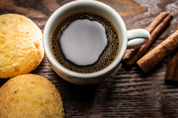 Café com pão de queijo e canela.