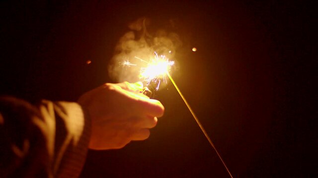 Spritzkerze vor schwarzem Hintergrund