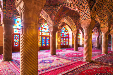 Obraz premium Słynny różowy meczet ozdobiony mozaikami i religijnymi pismami kaligraficznymi z perskiego islamskiego Koranu, Sziraz, Iran.