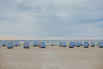 Strand mit Strandkörben und Möven