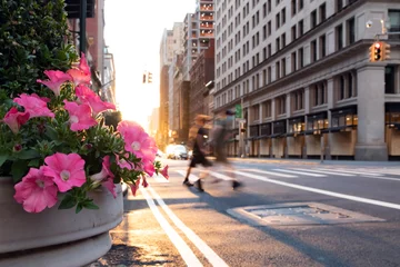 Foto op Aluminium New York City street scene with colorful flowers and men walking across the intersection in Manhattan © deberarr