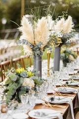 Fototapete Romantischer Stil Hochzeitstafel im Boho-Stil mit Pampasgras und viel Grün