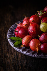 Stachelbeeren auf Teller