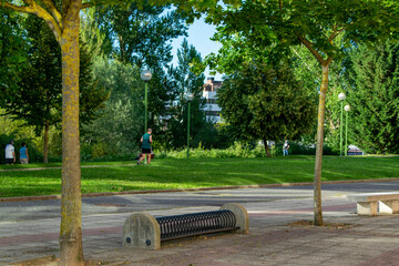Personas paseando a pie, en bici o en patinete,  con y sin mascarilla, despu&eacute;s del estado de alerta