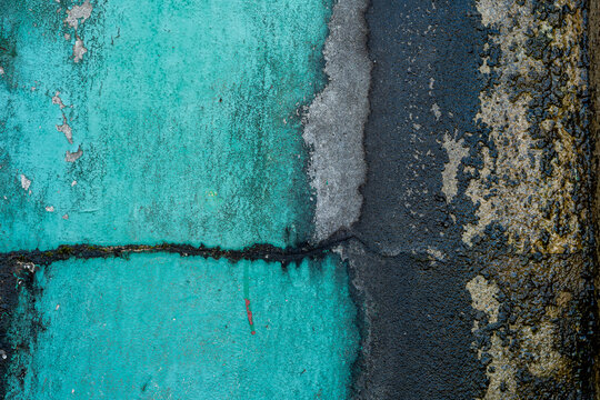 Turquoise blue concrete wall texture with dark vertical stain © paspas