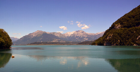 vista sul lago di Santa Croce con sullo sfondo i monti dell'Alpago