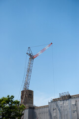 建物解体工事の現場で活躍するタワークレーン