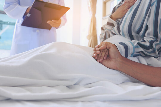 The hand of a lover who held their hands to encourage each other during hospitalization