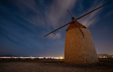 molinos de viento en la noche con estrellas