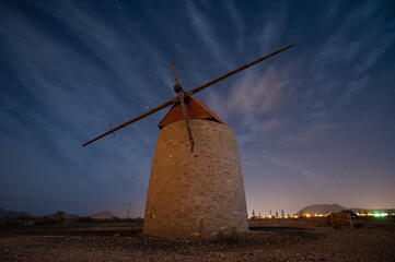 molinos de viento en la noche con estrellas