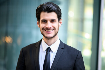Fototapeta premium Young businessman outdoor smiling confidently