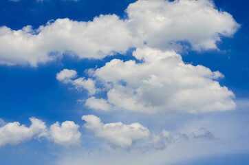 Fototapeta premium beautiful blue sky and white fluffy cloud horizon outdoor for background.