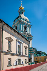 Obraz premium At the mouth of the Yauza there was a settlement of silver coin minters. The center of this settlement, called Silversmiths was the Trinity Church and the urban manor of noble family. 