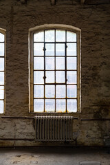 Fenster Fabrik Vintage Lost Place Raster Metall kaputt matt Fassade Wand Zelle Gefängnis Heizung Licht Mauer Backstein Deutschland Industrie Geschichte Bauwerk Architektur  Hintergrund Symbol Design