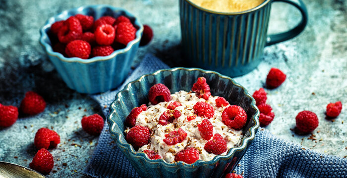 Porridge mit Himbeeren
