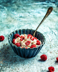 Porridge mit Himbeeren