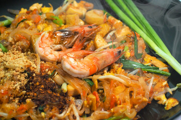 Obraz na płótnie Canvas shrimp pad thai closeup