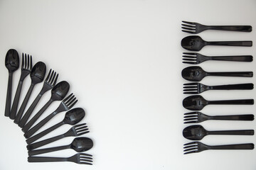 Plastic spoons and forks That is arranged in a line
