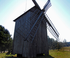  zbudowany w 1836 roku mlyn wiatrak typu kozlak stojacy w miejscowosci jurowce na podlasiu w polsce © Jacek Sakowicz