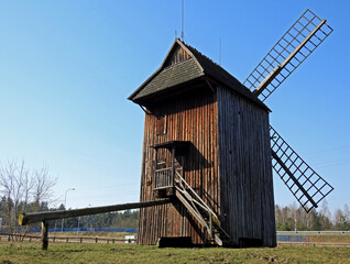  zbudowany w 1836 roku mlyn wiatrak typu kozlak stojacy w miejscowosci jurowce na podlasiu w polsce © Jacek Sakowicz