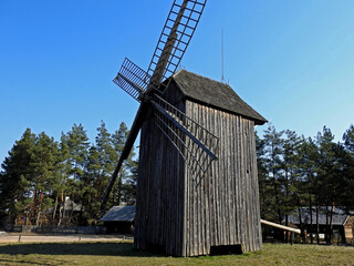  zbudowany w 1836 roku mlyn wiatrak typu kozlak stojacy w miejscowosci jurowce na podlasiu w polsce © Jacek Sakowicz