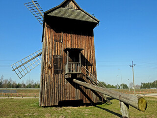  zbudowany w 1836 roku mlyn wiatrak typu kozlak stojacy w miejscowosci jurowce na podlasiu w polsce © Jacek Sakowicz