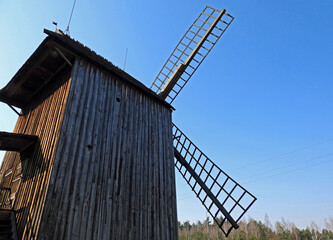  zbudowany w 1836 roku mlyn wiatrak typu kozlak stojacy w miejscowosci jurowce na podlasiu w polsce - obrazy, fototapety, plakaty