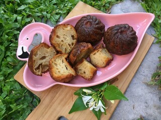 Canale with kiwi fruit and almonds