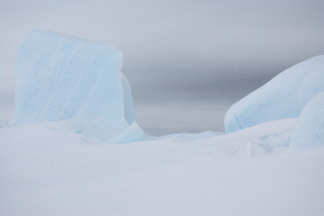 Fototapeta na wymiar Antarctica landscape on a cloudy winter day