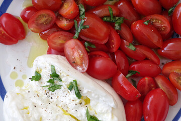 Tomates cerise, mozzarella et basilic