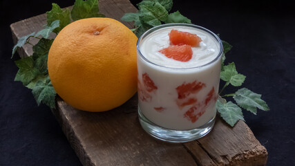 Rote Grapefruit mit Joghurt angerichtet in einem Glas