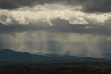 Fototapeta premium Cortina de lluvia en el horizonte, chubasco vespertino. Hellín-Albacete-España.