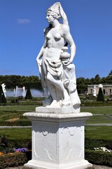 Obraz premium statue in the park