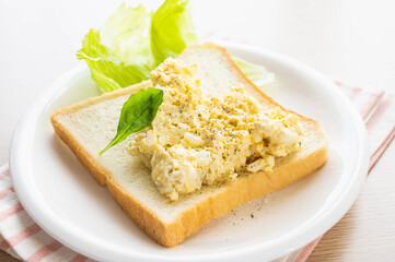 玉子サラダを乗せた食パン