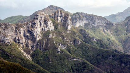 Fototapeta premium Apuan Alps mountain view on a sunny day