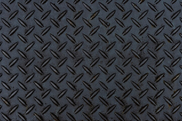 黒色に塗られた突起のついた鉄板