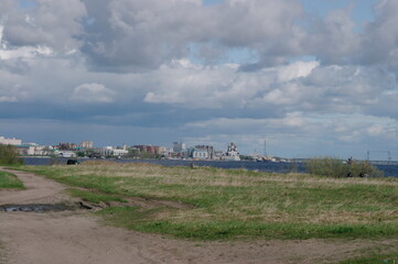 Fototapeta na wymiar view of the city of Arkhangelsk from the island